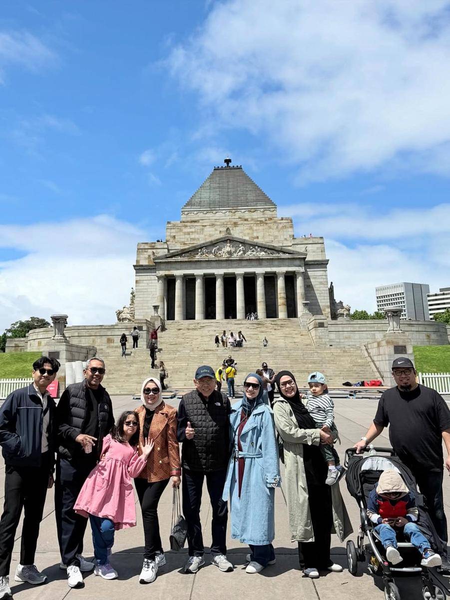 Yora Febrina ibu Nikita Willy liburan di Melbourne.