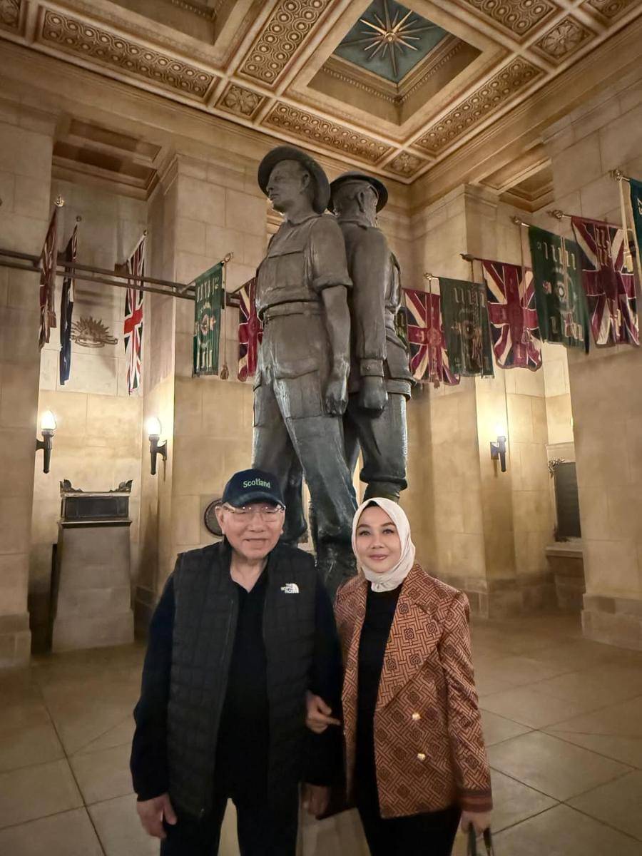 Yora Febrina ibu Nikita Willy liburan di Melbourne.