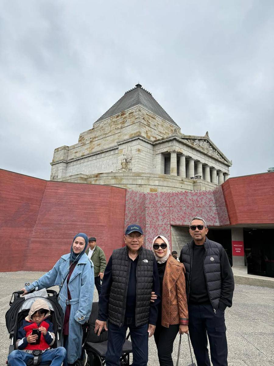 Yora Febrina ibu Nikita Willy liburan di Melbourne.