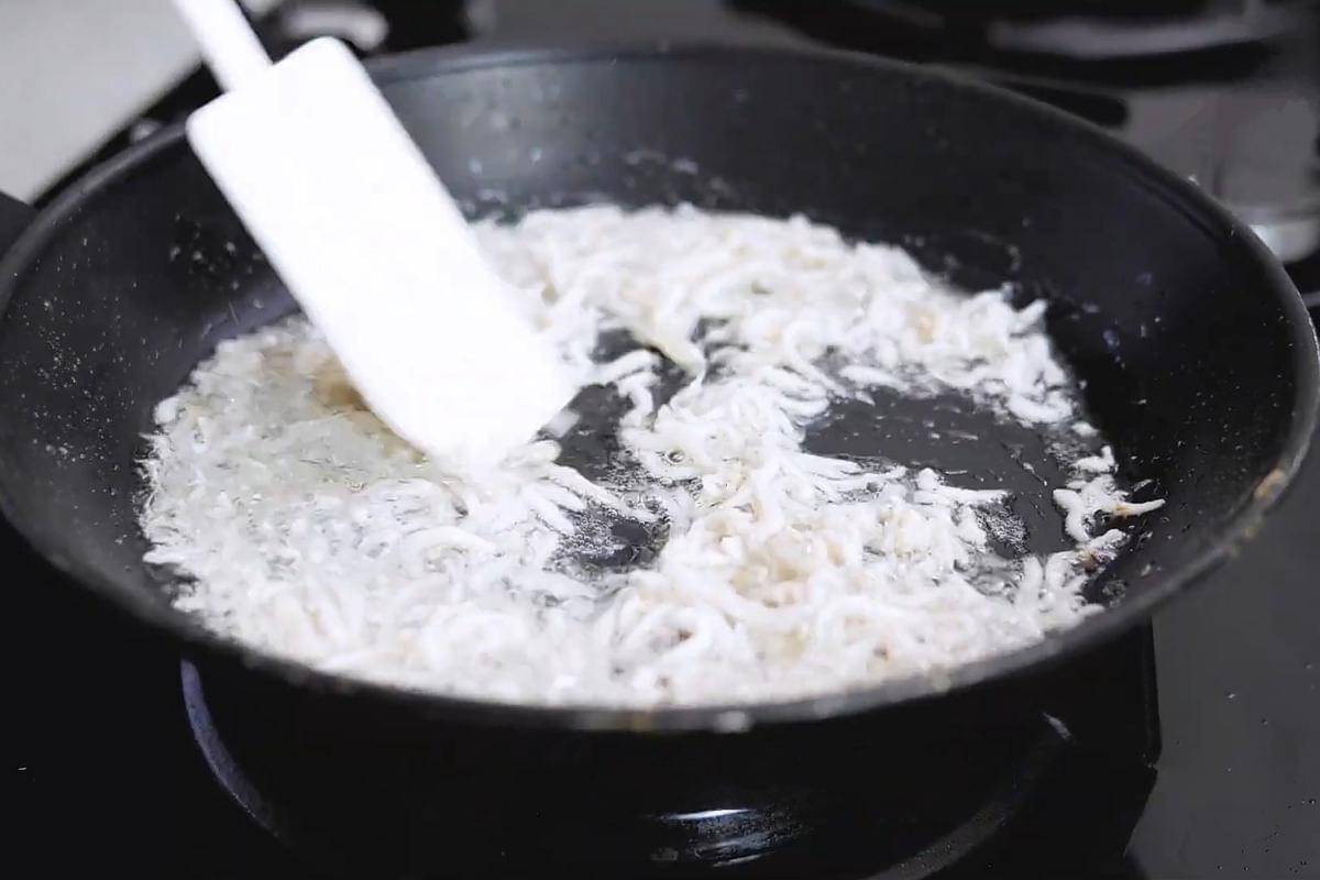 ilustrasi menggoreng teri