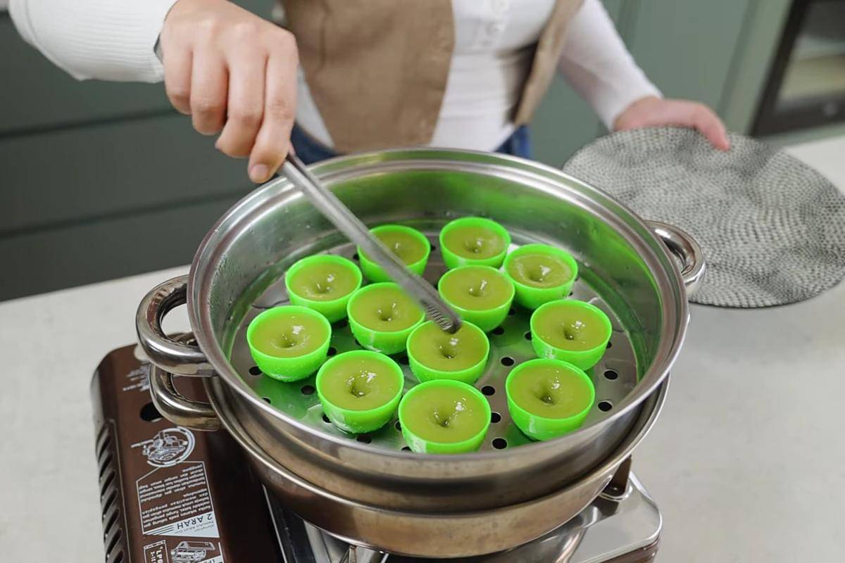 ilustrasi mengukus kue lumpang pandan