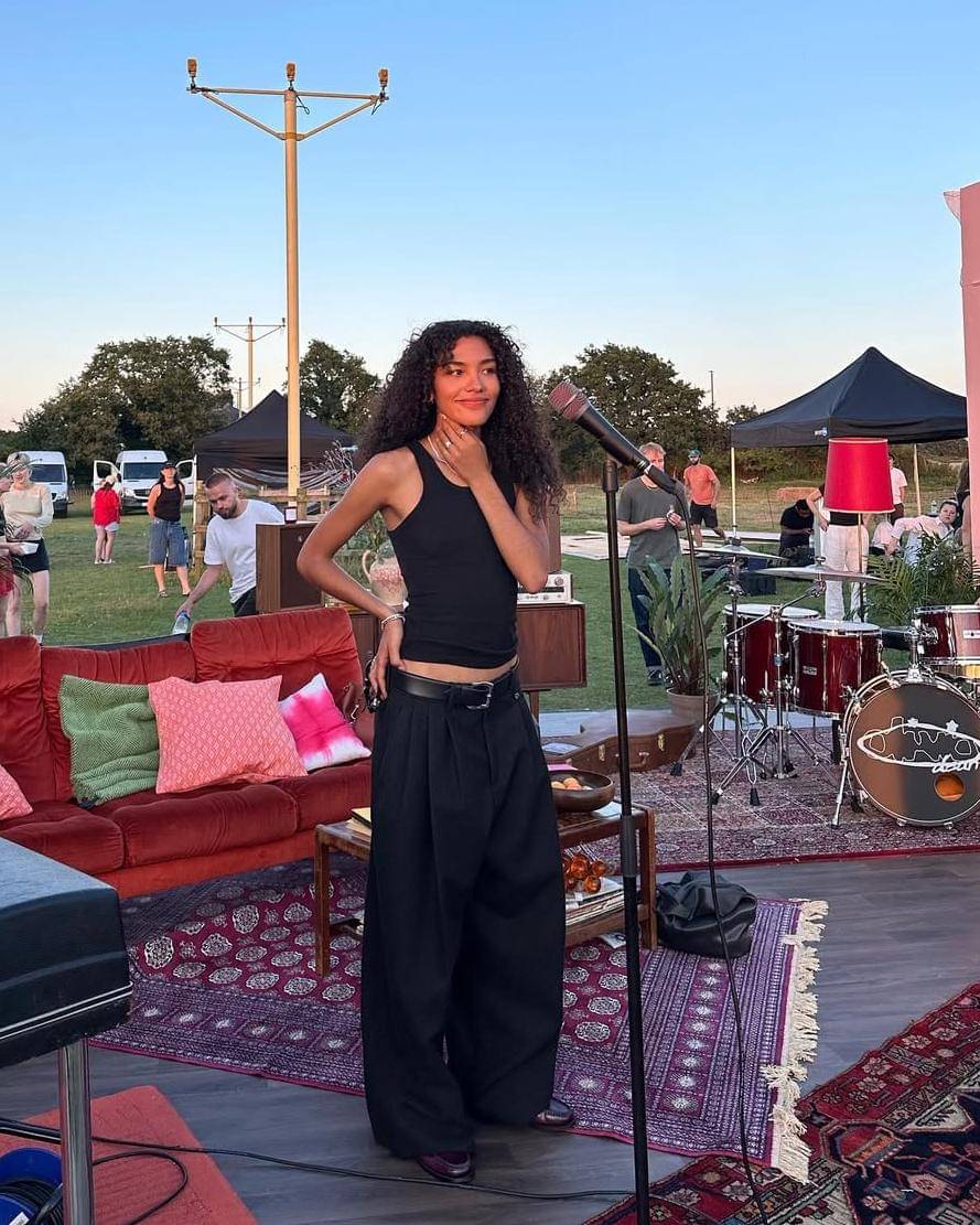 Ide OOTD ala Olivia Dean 