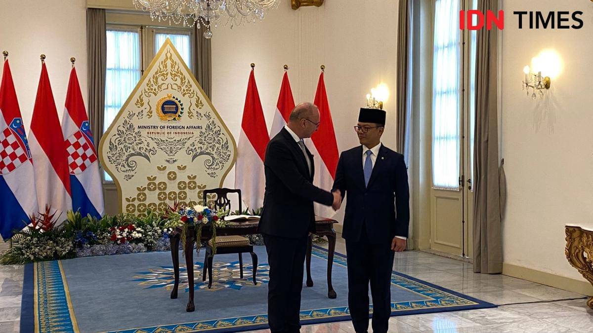 Pertemuan bilateral Menlu RI Sugiono dan Menteri Luar Negeri Kroasia, Gordan Grlic Radman, di Gedung Pancasila, Kementerian Luar Negeri RI, Jakarta. (IDN Times/Marcheilla Ariesta)