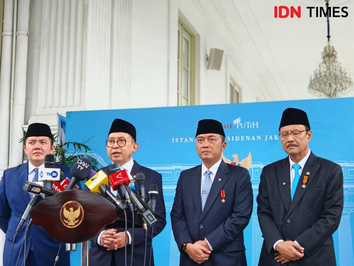 Dari kiri ke kanan: Sekretaris Kabinet Teddy Indra Wijaya, Menteri Kebudayaan Fadli Zon, Menteri Sekretaris Kabinet Prasetyo Hadi, Menteri Sosial Saifullah Yusuf. (IDN Times/Ilman Nafi'an)
