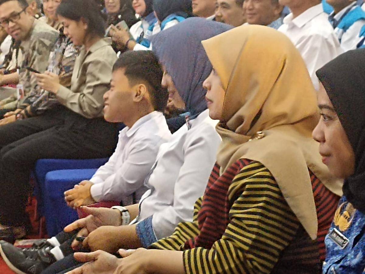 Zidan Pria disabilitas yang diterima di Transjakarta di kantor Transjakarta Cawang Jakarta Timur, Senin (10/11/2025). (IDN Times/Dini Suciatiningrum)