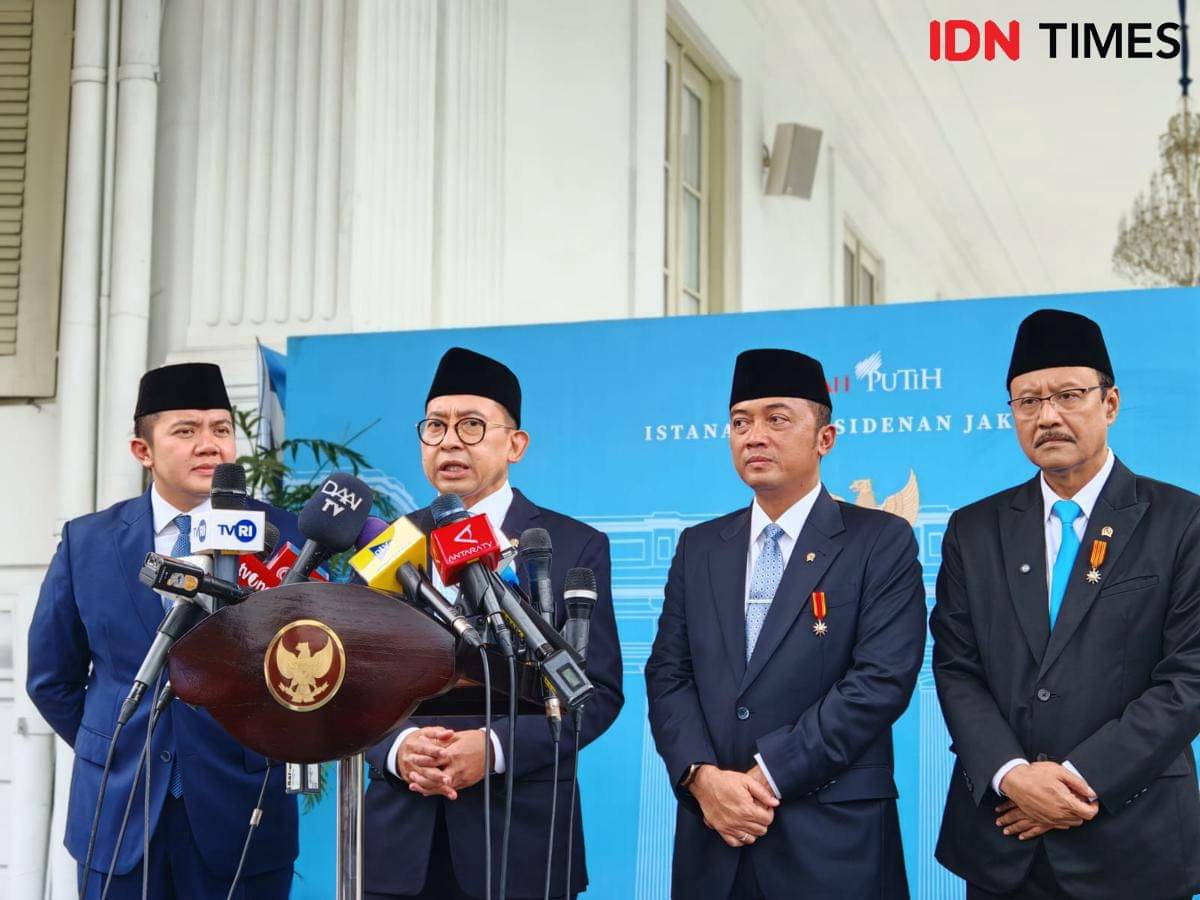 Dari kiri ke kanan: Sekretaris Kabinet Teddy Indra Wijaya, Menteri Kebudayaan Fadli Zon, Menteri Sekretaris Kabinet Prasetyo Hadi, Menteri Sosial Saifullah Yusuf. (IDN Times/Ilman Nafi'an)