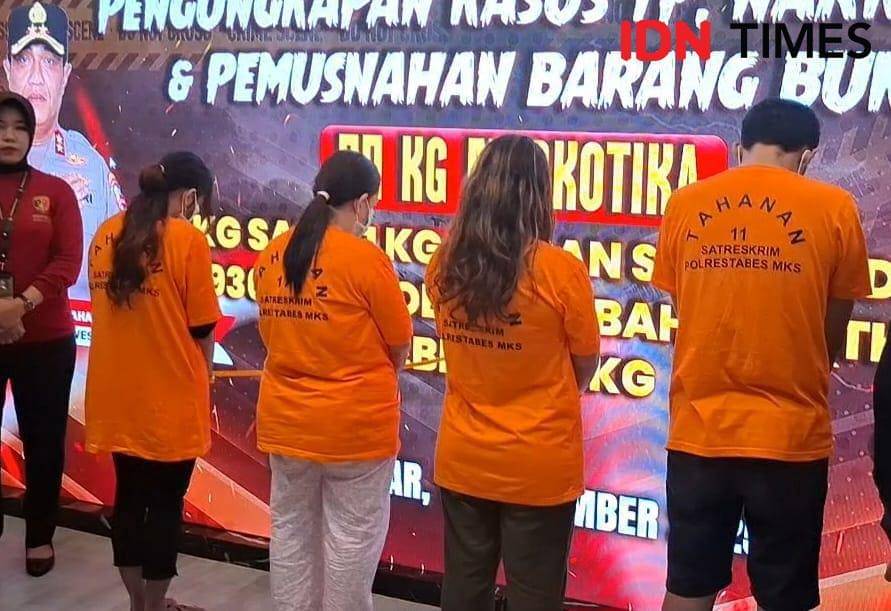 Empat tersangka penculikan Bilqis saat dihadirkan di Aula Polrestabes Makassar, Senin (10/10/2025)