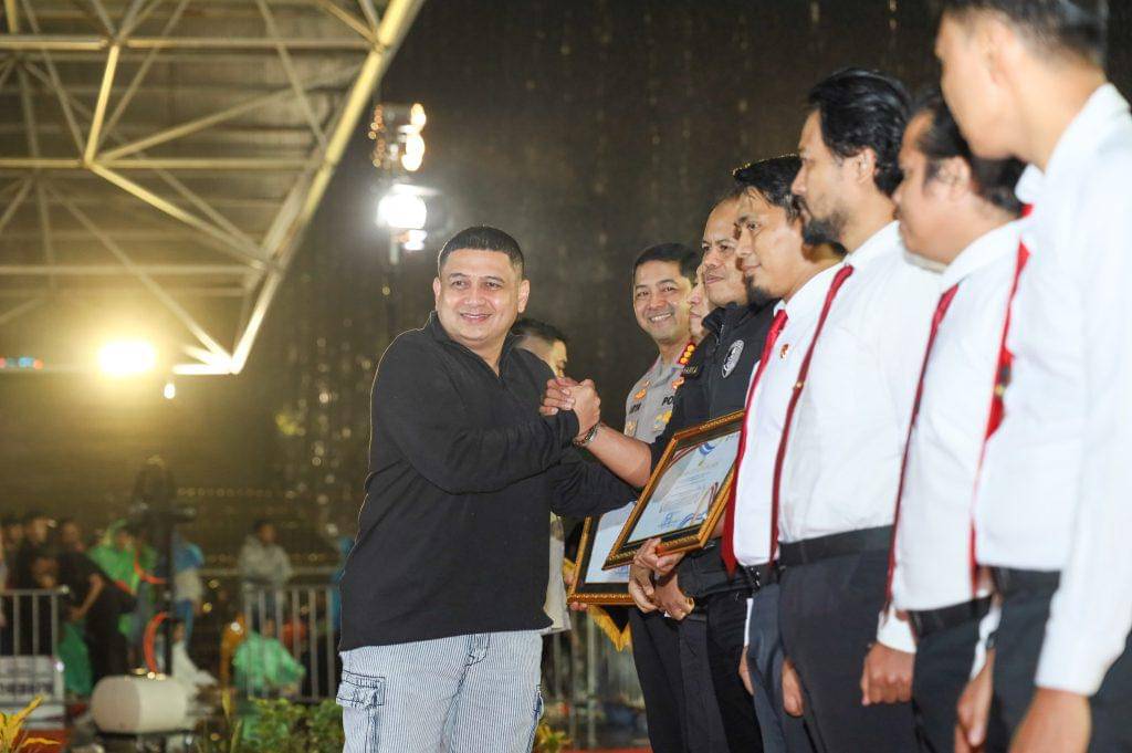 Wali Kota Makassar Munafri Arifuddin memberikan penghargaan dari Pemerintah Kota kepada Jatanras Makassar usai berhasil mengungkap kasus penculikan bocah Bilqis. (Dok. Istimewa)