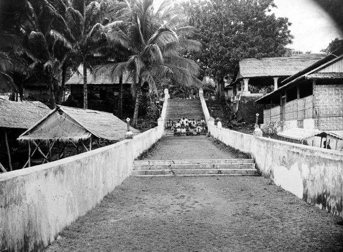 COLLECTIE_TROPENMUSEUM_Groepsportret_in_een_straat_op_een_trap_Soa_Sioe_Tidore_TMnr_10017125.jpg