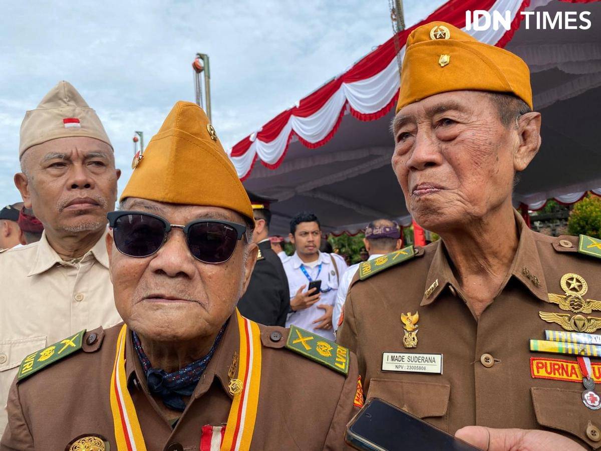 I Gusti Bagus Saputera (kiri) dan I Made Suderana (kanan), veteran dari Bali pada momen Upacara Hari Pahlawan di Lapangan Niti Mandala, Renon.