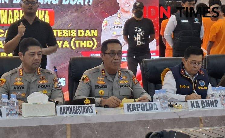 Kapolrestabes Makassar Kombes Pol Arya Perdana (kiri) Kapolda Sulsel, Irjen Pol Djuhandhani Rahardjo Puro (tengah) dan Kepala Badan Narkotika Nasional (BNN) Provinsi Sulsel Brigjen Pol. Budi Sajidin, (kanan). IDN Times/Darsil Yahya 