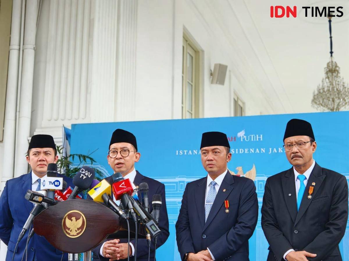 Dari kiri ke kanan: Sekretaris Kabinet Teddy Indra Wijaya, Menteri Kebudayaan Fadli Zon, Menteri Sekretaris Kabinet Prasetyo Hadi, Menteri Sosial Saifullah Yusuf. (IDN Times/Ilman Nafi'an)