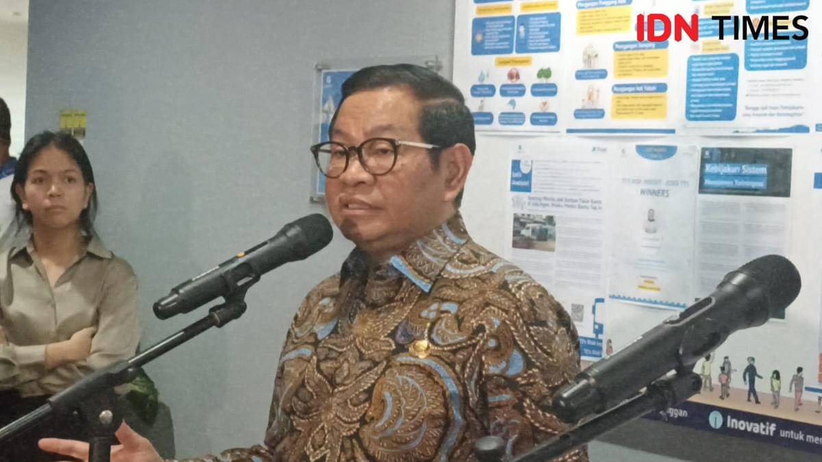 Gubernur DKI Jakarta Pramono Anung memberikan sertifikat pengemudi perempuan Jakarta Transjakarta Women Empowerment di kantor Transjakarta, Cawang, Jakarta Timur. (IDN Times/Dini Suciatiningrum)