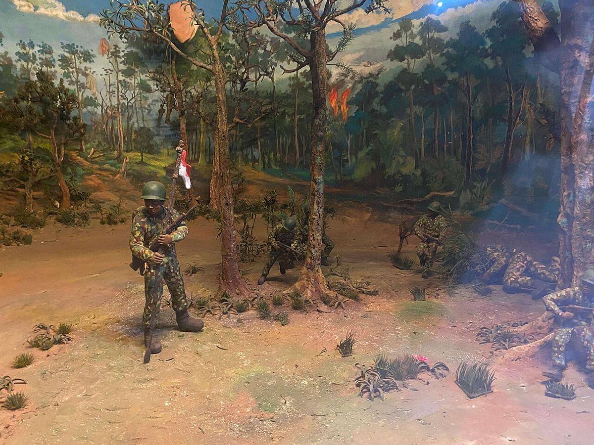 Diorama_Indonesian_paratroopers_landing_on_Fafak,_West_Papua.jpg