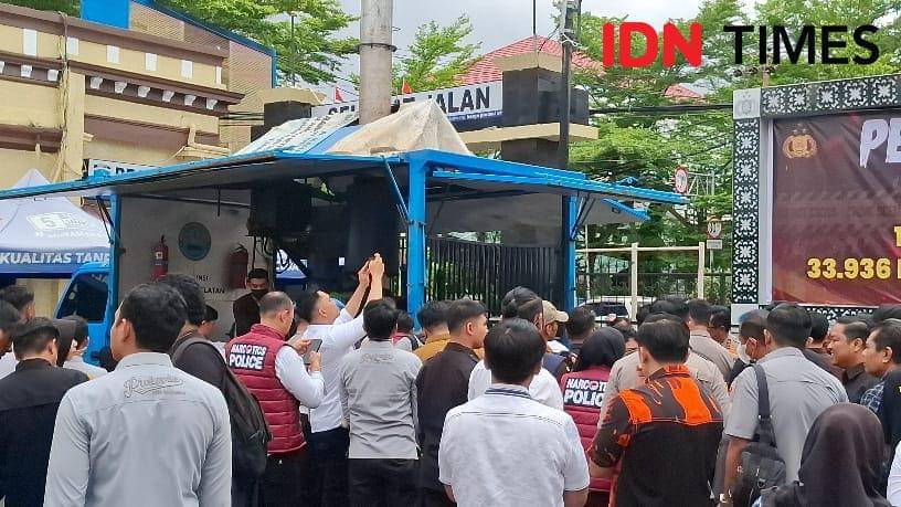 Proses pemusnahan sabu dan THD dilakukan dengan cara dibakar menggunakan mesin incinerator milik BNNP Sulsel. IDN Times/Darsil Yahya 