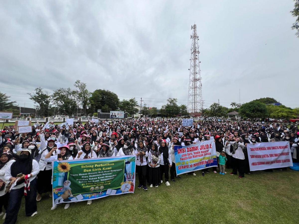 Ratusan guru honor swasta di Muba menggelar aksi damai di depan kantor Pemkab Muba.