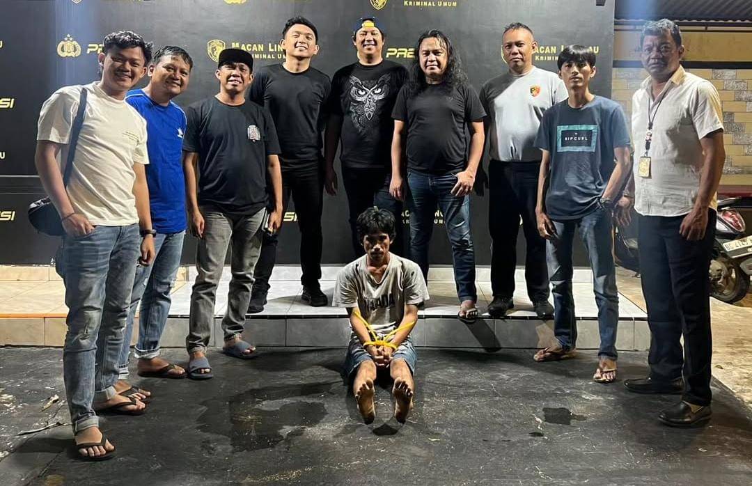 Pelaku penusukan terhadap ayah kandungnya saat diringkus polisi.