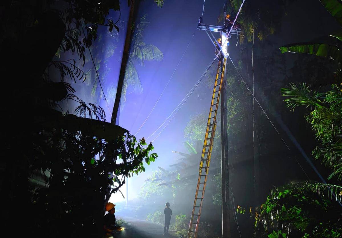 Ilustrasi petugas PLN tengah menangani gangguan pada malam hari. (Dok. Istimewa)