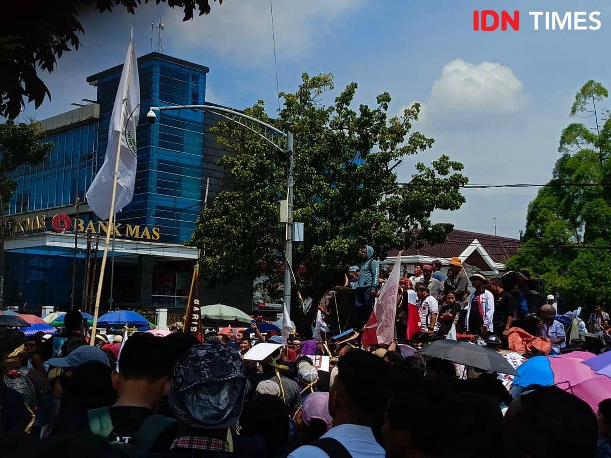 Massa aksi melakukan unjuk rasa di depan Kantor Gubernur Sumut menyerukan Tutup TPL, Senin (10/11/2025) (IDN Times/Prayugo Utomo)