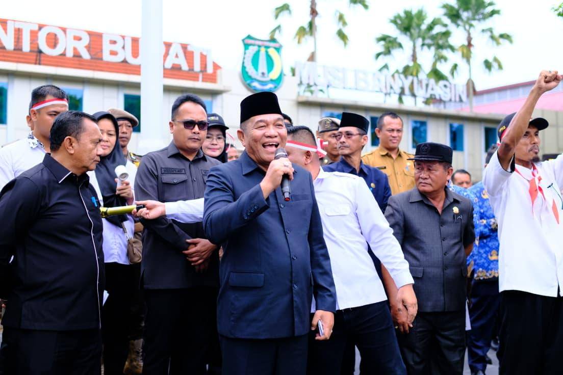 Bupati Muba Toha Tohet saat menerima aksi damai ratusan guru honor swasta.