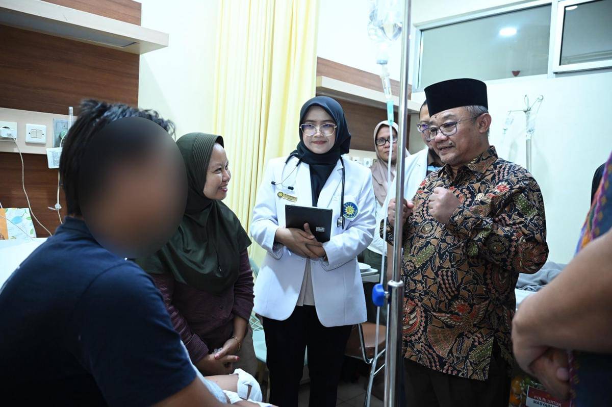 Menteri Pendidikan Dasar dan Menengah (Mendikdasmen), Abdul Mu’ti, mengunjungi para korban ledakan SMA Negeri 72 Jakarta, Minggu (9/11/25). (Dok. Dikdasmen)