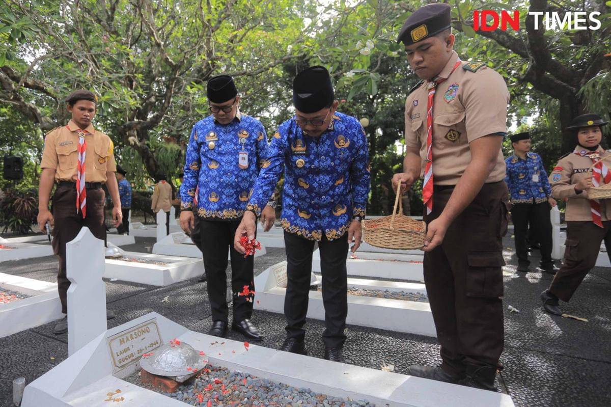 Wali Kota Tangerang, Sacurudin peringati Hari Pahlawan dengan tabur bunga di Taman Makan Pahlawan Taruna
