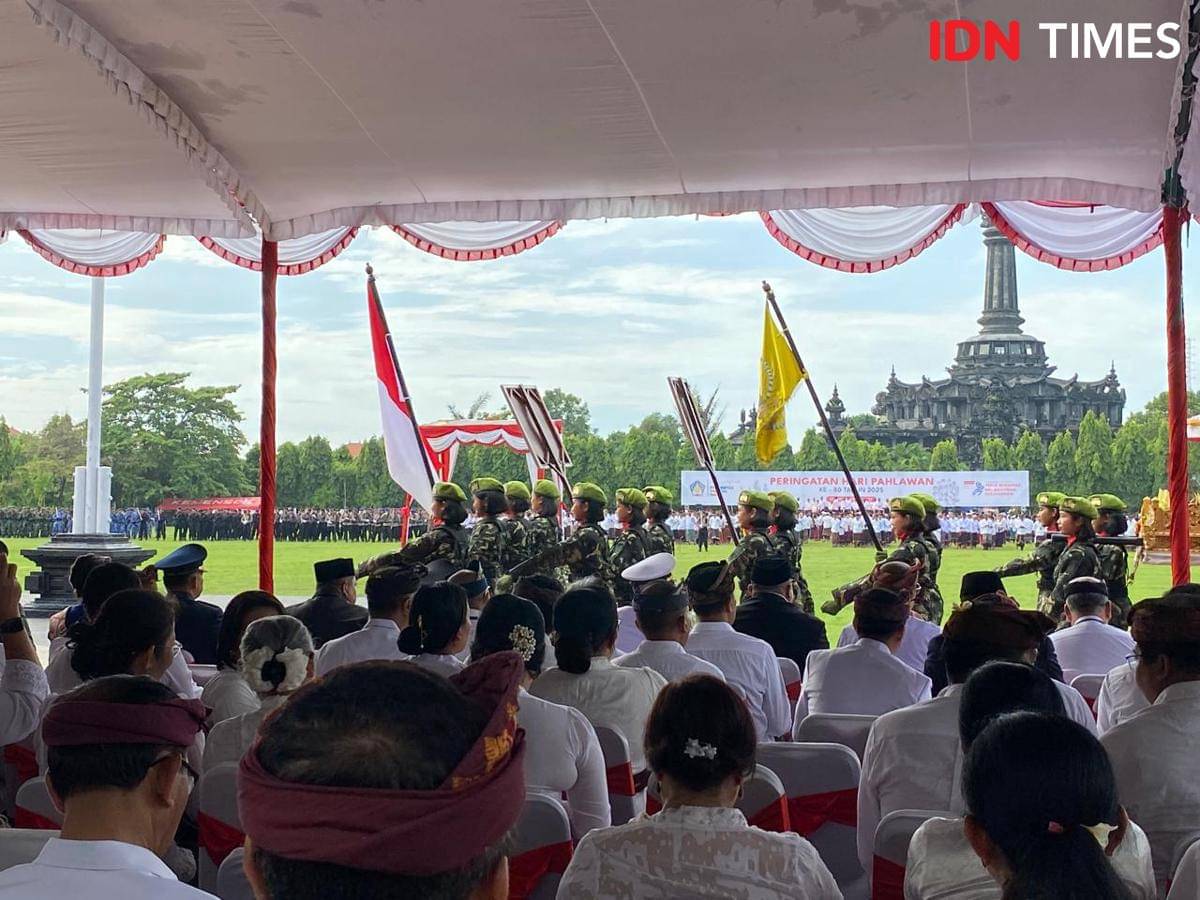 Kirab dalam rangka Hari Pahlawan di Lapangan Niti Mandala Renon.