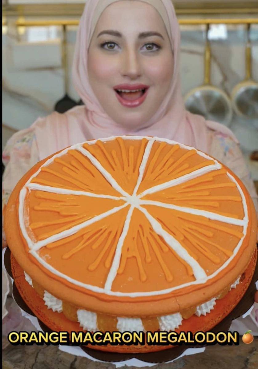 Potret orange macaron megalodon ala Tasyi Athasyia 