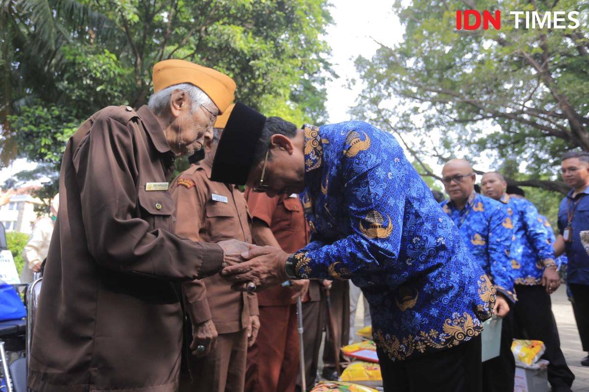 Wali Kota Tangerang, Sacurudin peringati Hari Pahlawan dengan tabur bunga di Taman Makan Pahlawan Taruna