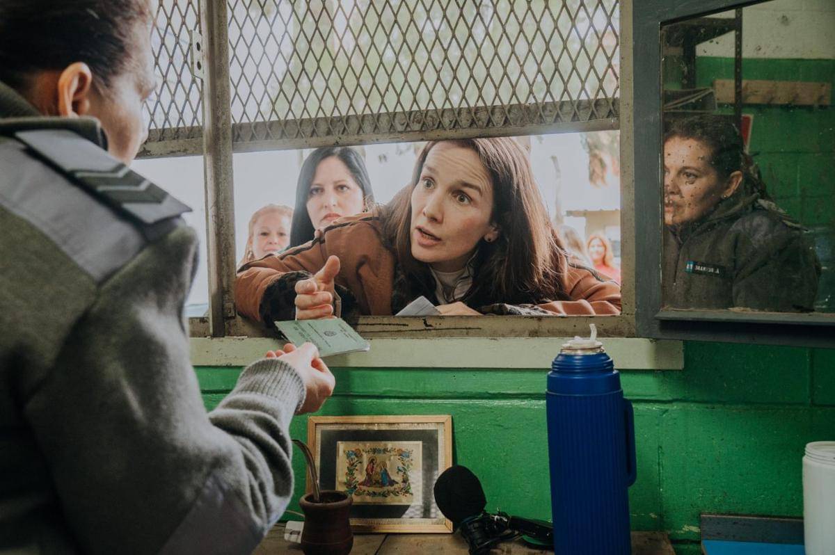 cuplikan film The Woman in The Line