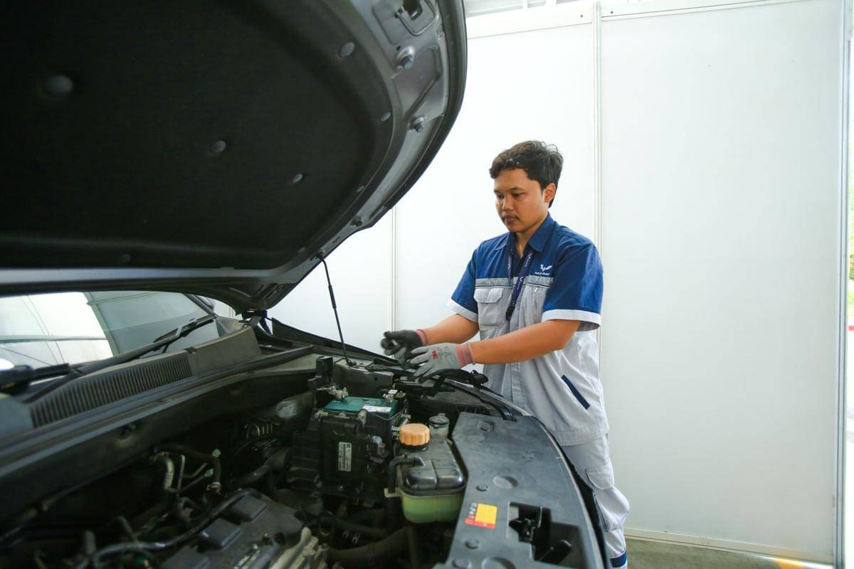 Para finalis Aftersales Skill Contest juga diuji perihal teknis kendaraan ICE bagi para teknisi..jpeg