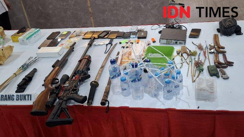 Barang bukti senjata tajam, senapan angin hingga alat isap sabu yang berhasil disita Polrestabes Makassar dan BNNP Sulsel.  IDN Times/Darsil Yahya