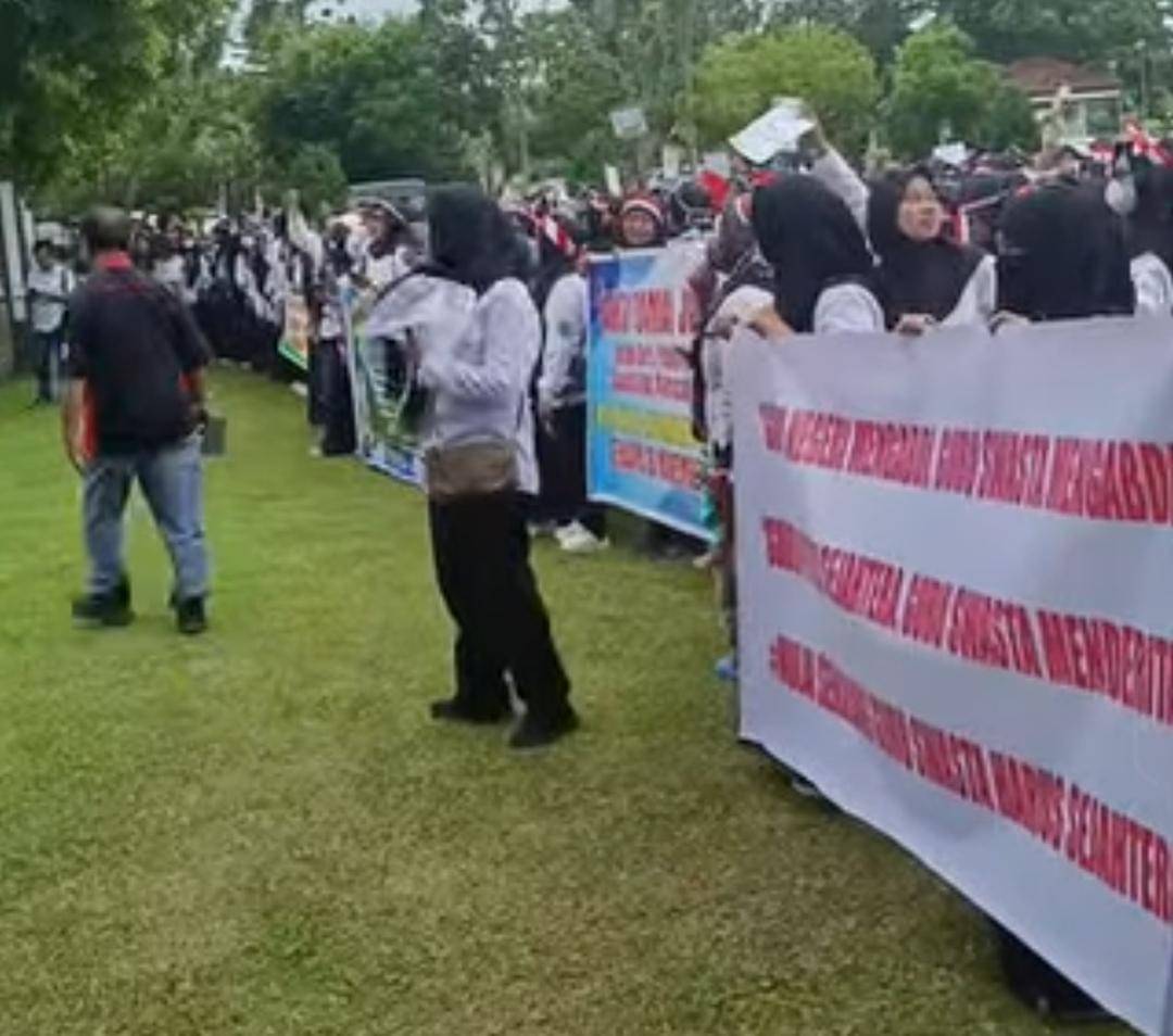 Ratusan guru honor swasta di Muba menggelar aksi damai di depan kantor Pemkab Muba.