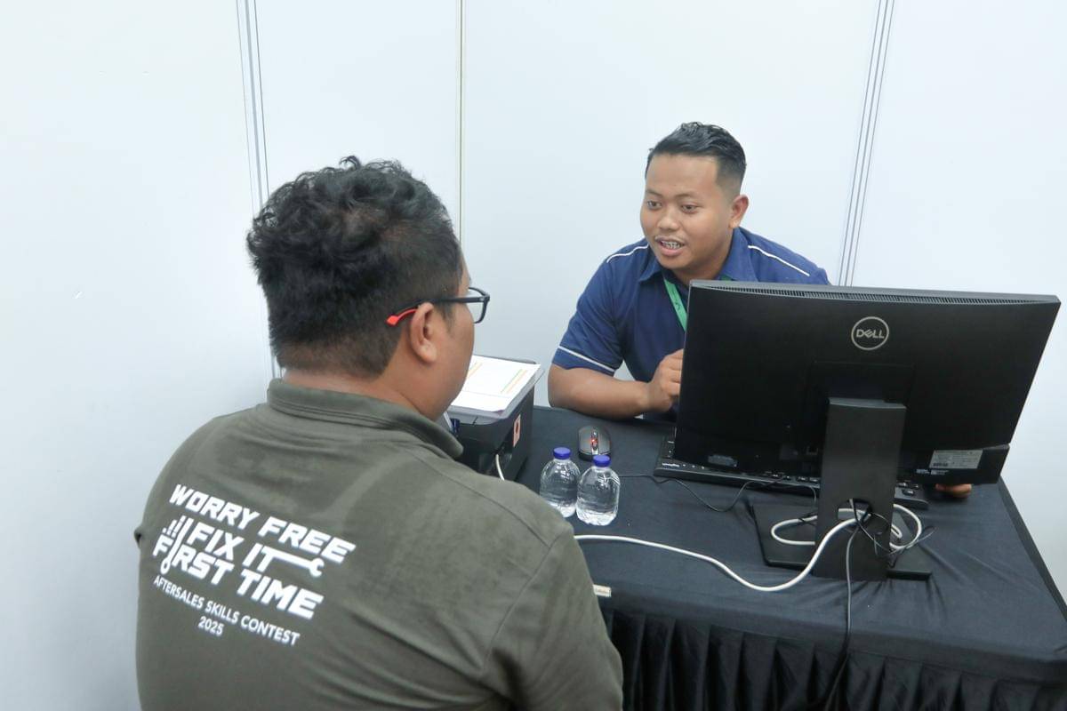 Dalam babak final, para finalis Aftersales Skill Contest 2025 diuji melalui simulasi kerja nyata dan role play, salah satunya adalah wawancara layanan pelanggan.jpeg