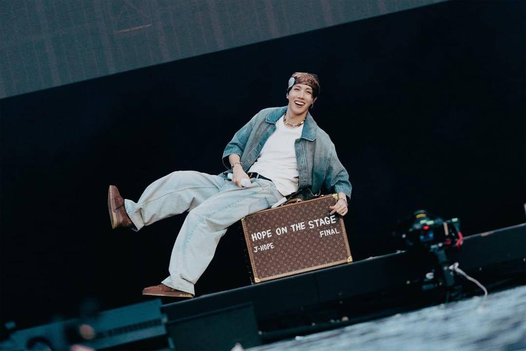 Tur dunia j-hope Tour. HOPE ON THE STAGE