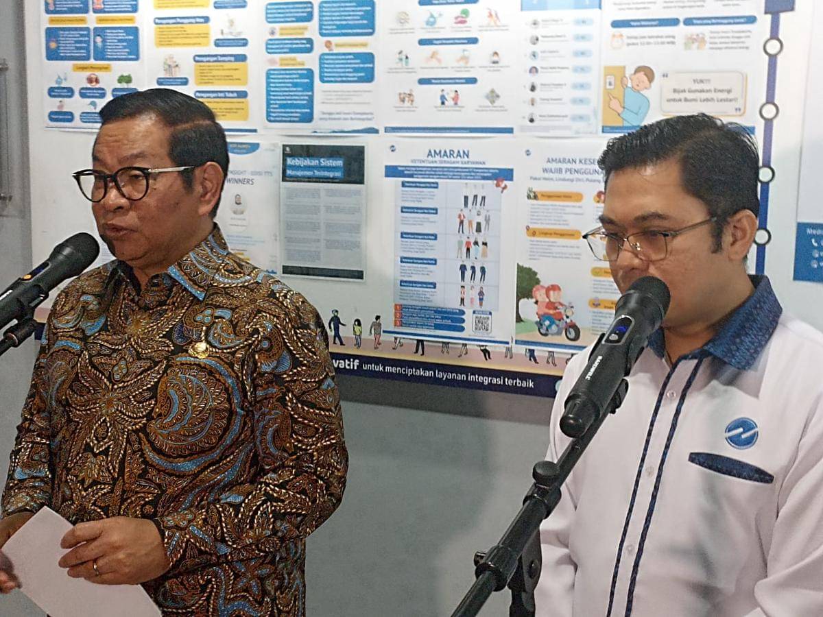 Gubernur DKI Jakarta Pramono Anung memberikan sertifikat pengemudi perempuan Jakarta Transjakarta Women Empowerment di kantor Transjakarta, Cawang, Jakarta Timur. (IDN Times/Dini Suciatiningrum)