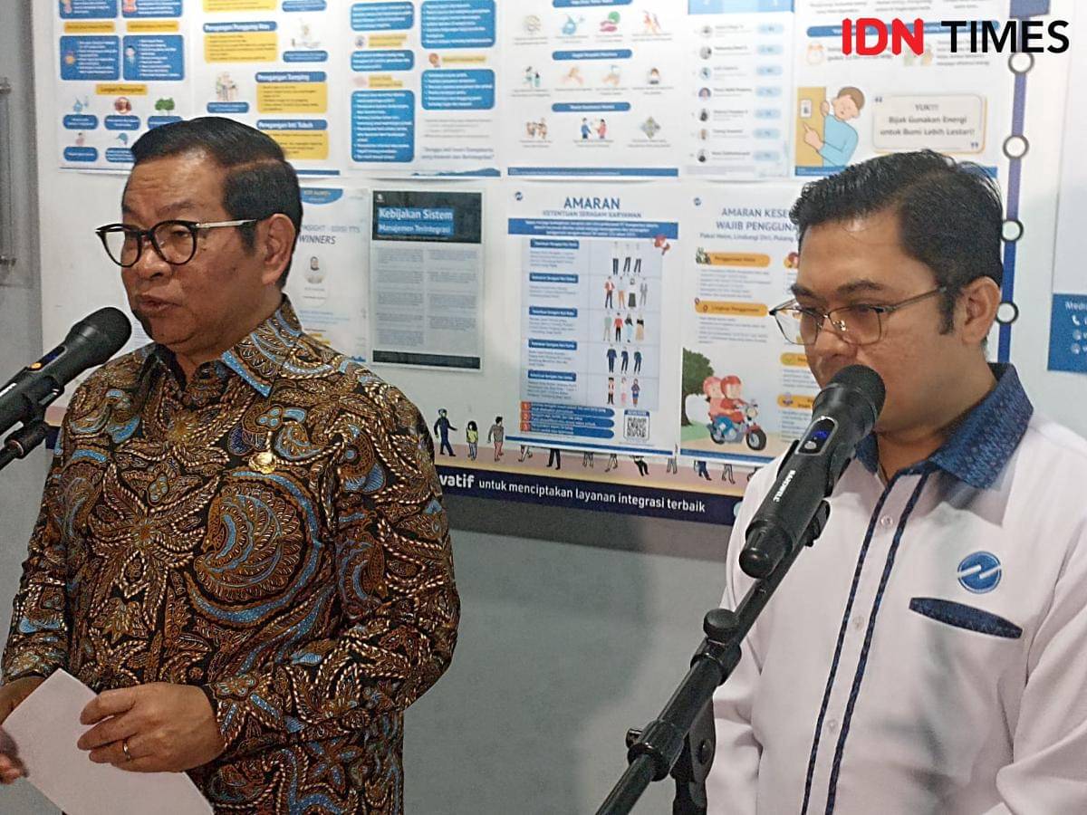 Gubernur DKI Jakarta Pramono Anung memberikan sertifikat pengemudi perempuan Jakarta Transjakarta Women Empowerment di kantor Transjakarta, Cawang, Jakarta Timur. (IDN Times/Dini Suciatiningrum)