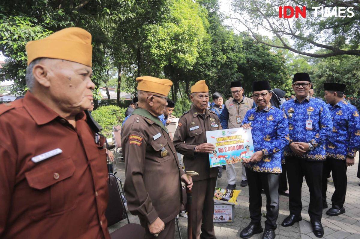 Wali Kota Tangerang, Sacurudin peringati Hari Pahlawan dengan tabur bunga di Taman Makan Pahlawan Taruna