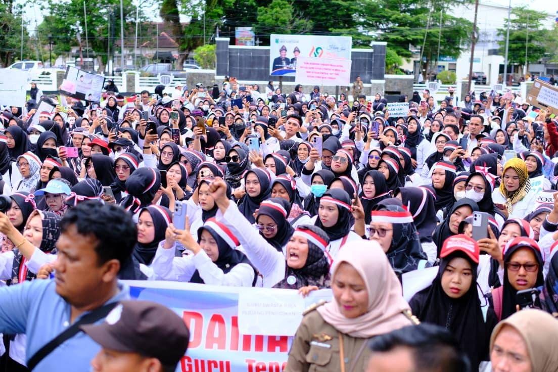 Ratusan guru honor swasta di Muba menggelar aksi damai di depan kantor Pemkab Muba.