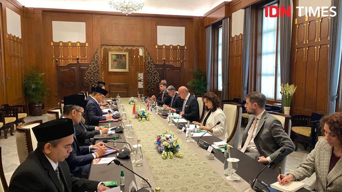 Pertemuan bilateral Menlu RI Sugiono dan Menteri Luar Negeri Kroasia, Gordan Grlic Radman, di Gedung Pancasila, Kementerian Luar Negeri RI, Jakarta. (IDN Times/Marcheilla Ariesta)