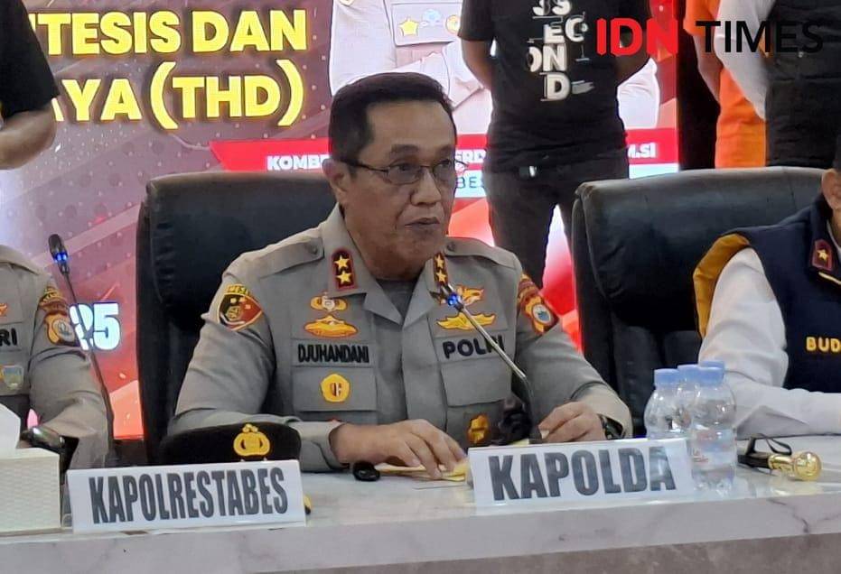 Kapolda Sulawesi Selatan, Irjen Pol Djuhandhani Rahardjo Puro saat konferensi pers kasus penculikan Bilqis di Aula Polrestabes Makassar, Senin (10/11/2025) IDN Times/Darsil Yahya