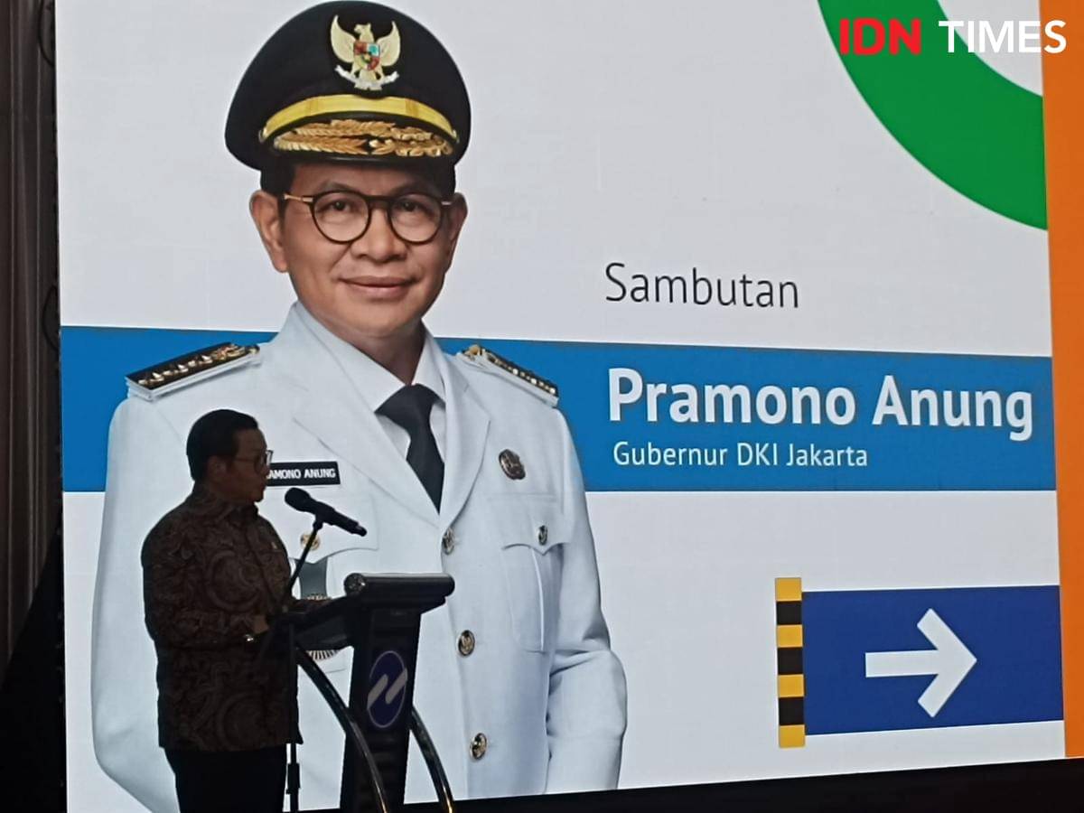 Gubernur DKI Jakarta Pramono Anung memberikan sertifikat pengemudi perempuan Jakarta Transjakarta Women Empowerment di kantor Transjakarta, Cawang, Jakarta Timur. (IDN Times/Dini Suciatiningrum)