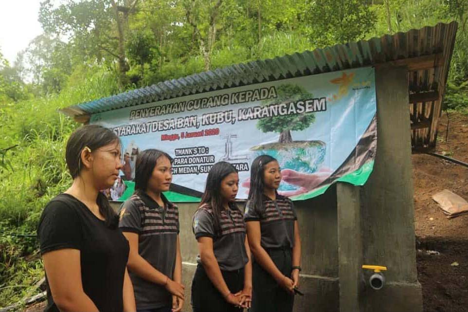 Penyerahan cubang kepada warga Desa Ban