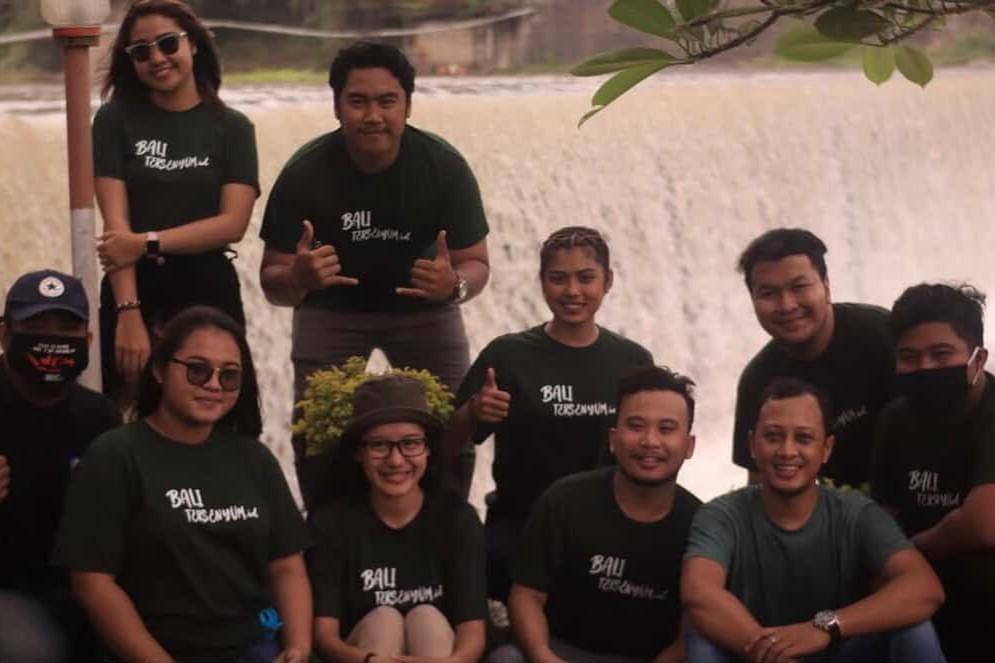 Reza Riyady bersama kawan-kawan baliterseyum.id