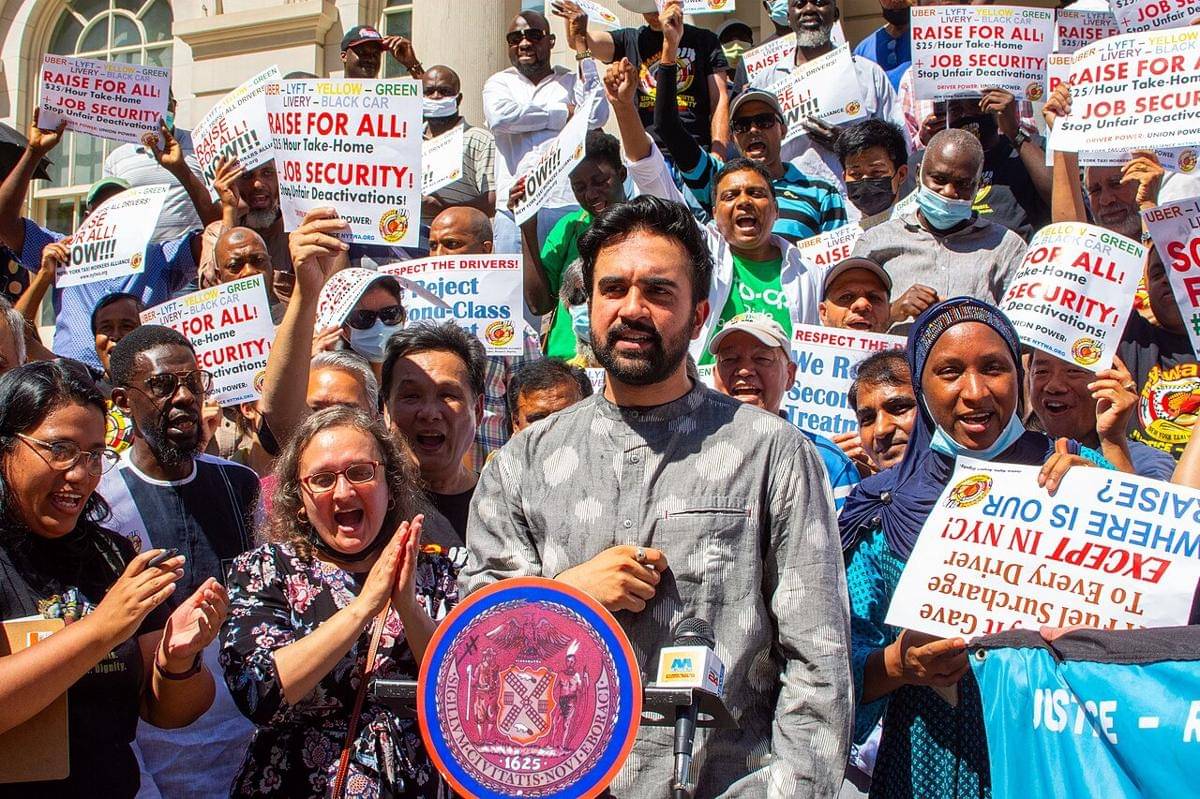 Anggota DPRD Zohran Mamdani di Rapat Umum Aliansi Pekerja Taksi di Balai Kota, 3 Agustus 2022 (InformedImages, CC BY 4.0, via Wikimedia Commons)