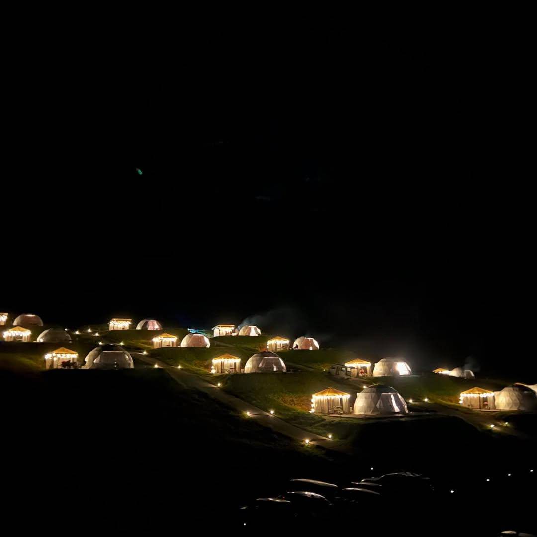 Potret SORA Glamping Resort di malam hari 