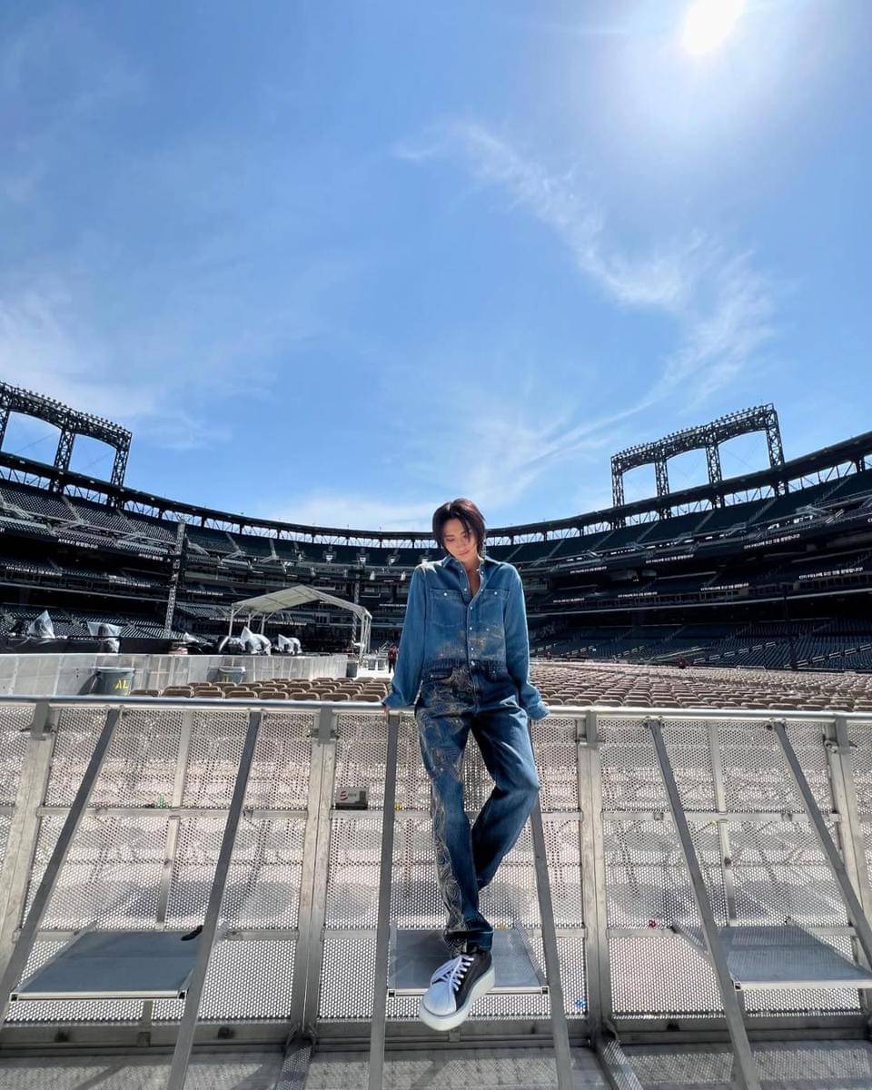 OOTD denim on denim ala Seonghwa ATEEZ