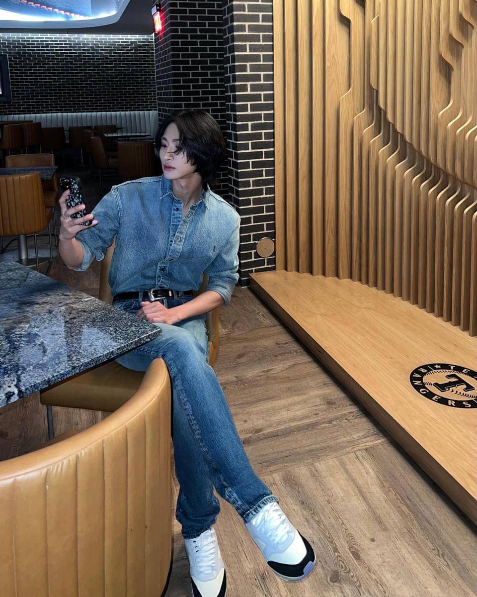 OOTD denim on denim ala Seonghwa ATEEZ