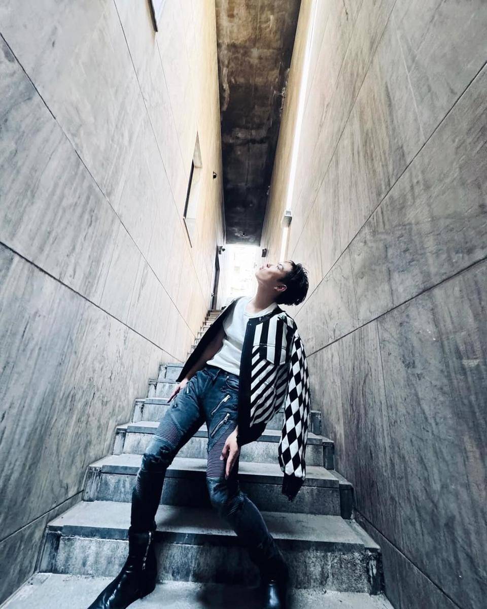 padu padan outfit bermotif ala Hongjoong ATEEZ