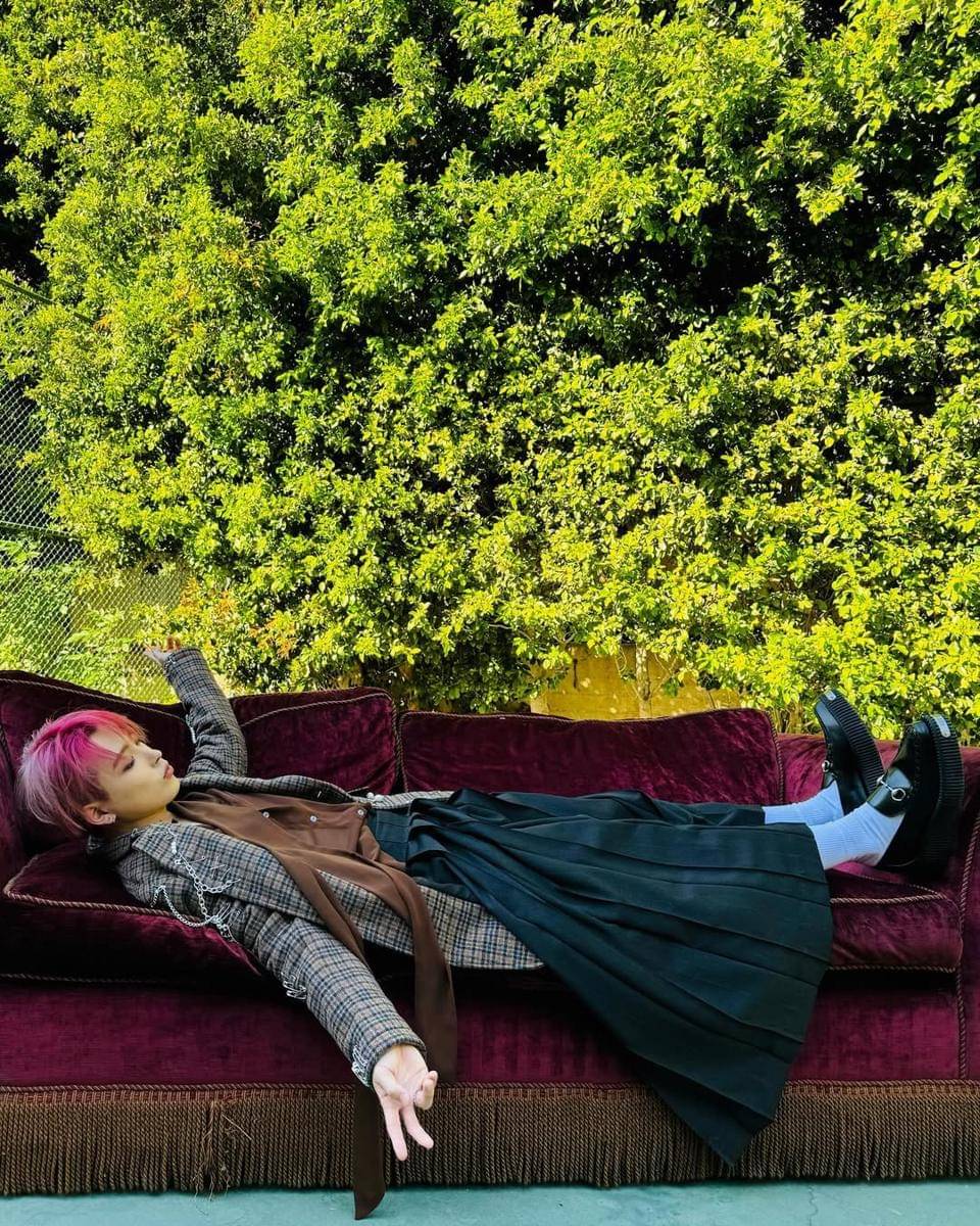 padu padan outfit bermotif ala Hongjoong ATEEZ